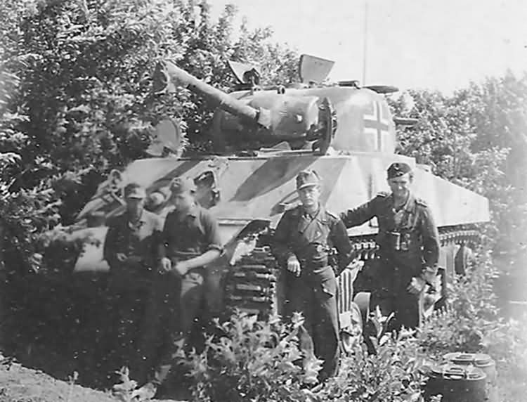 German_M4_Sherman_and_crew.jpg